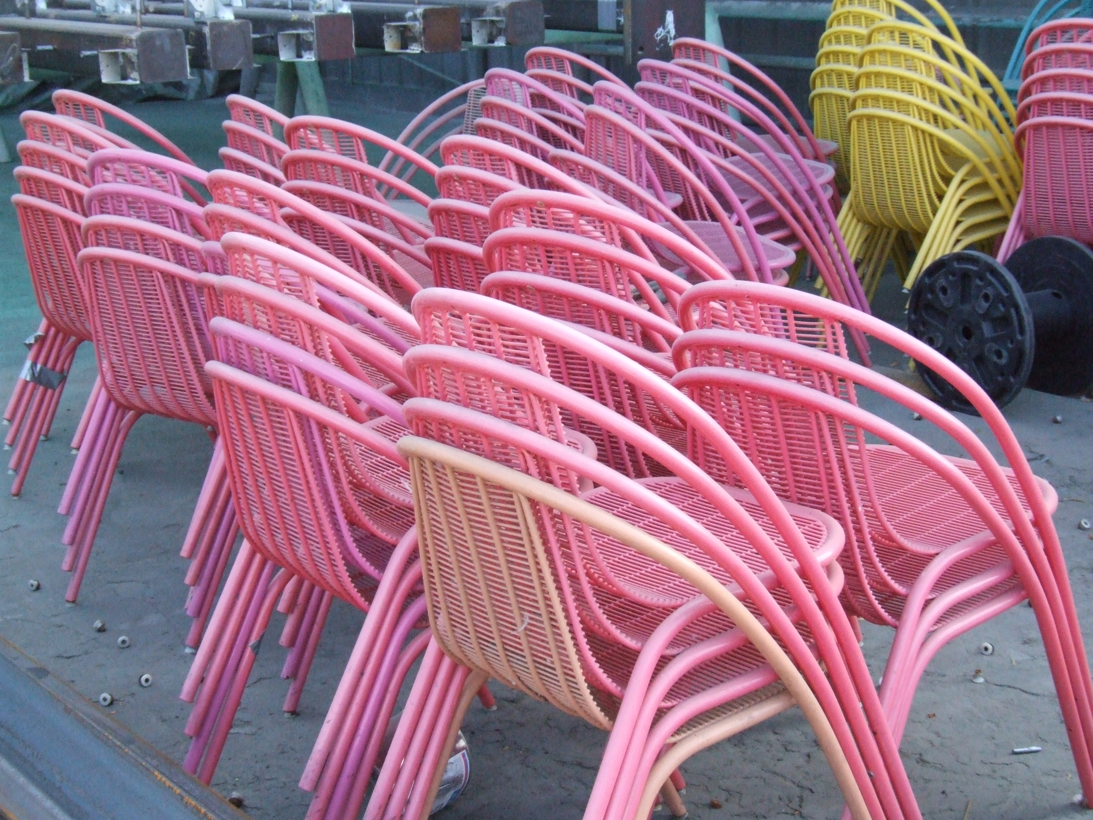 Pink_Famingo_chairs.jpg